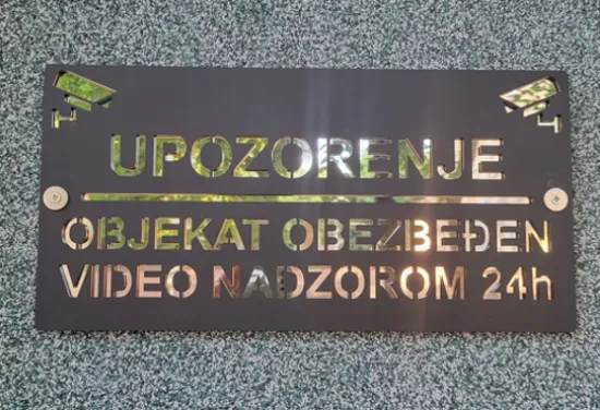 Upozorenje - objekat pod video nadzorom, akrilni znak, crna mat/srebro kombinacija boja