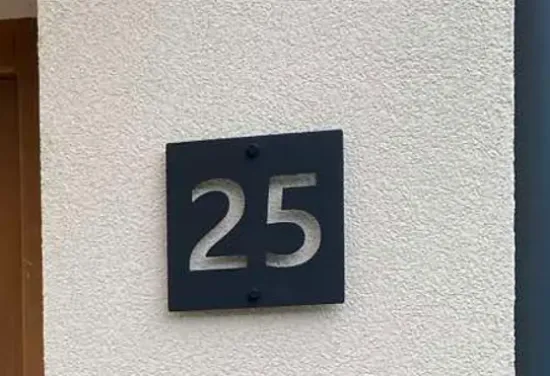 Jednoslojni akrilni kućni broj u crna-mat boji