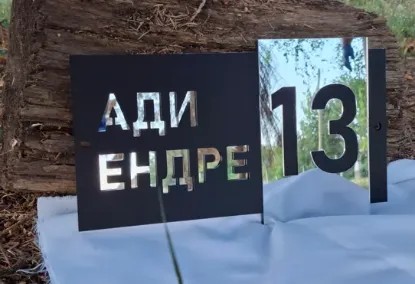 Akrilni kućni broj u crna mat/srebro kombinaciji boja