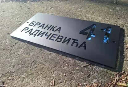 Akrilni kućni broj u crna mat/srebro kombinaciji boja