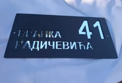 Akrilni kućni broj u crna mat/srebro kombinaciji boja