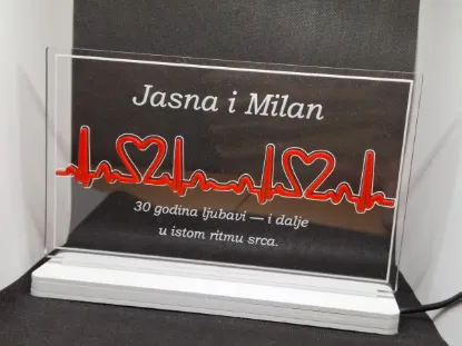 Personalizovana LED lampa sa natpisom, osvetljena u mraku, idealan poklon za godišnjicu braka ili veze