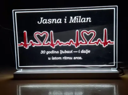 Personalizovana LED lampa sa natpisom, osvetljena u mraku, idealan poklon za godišnjicu braka ili veze
