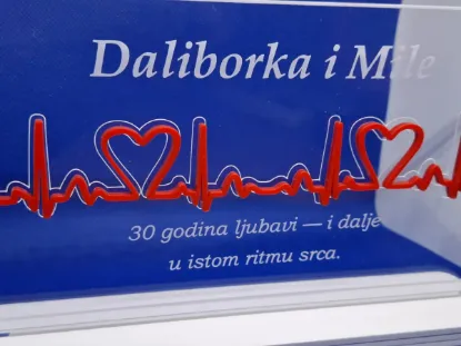 Personalizovana LED lampa sa natpisom, osvetljena u mraku, idealan poklon za godišnjicu braka ili veze