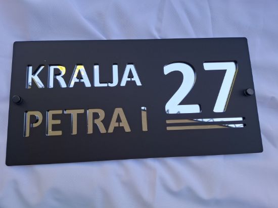 Akrilni kućni broj u crna mat/srebro kombinaciji boja