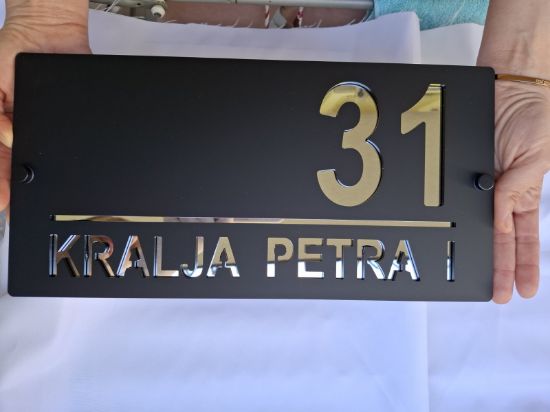 Akrilni kućni broj u crna mat/srebro kombinaciji boja