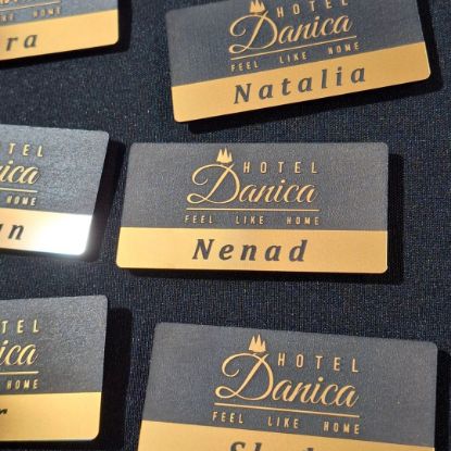 Id pločica za odelo